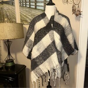 NWOT Jenni super soft poncho wrap